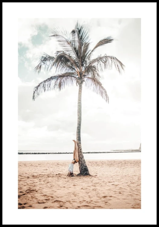 Plakat palma na plaży z białym marginesem