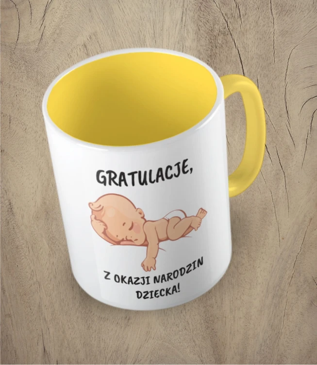 Żółty kubek gratulacje z okazji narodzin dziecka