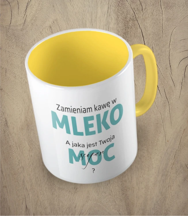 Żółty kubek zmieniam kawę w mleko