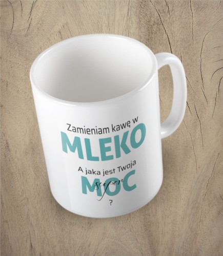 Biały kubek zmieniam kawę w mleko