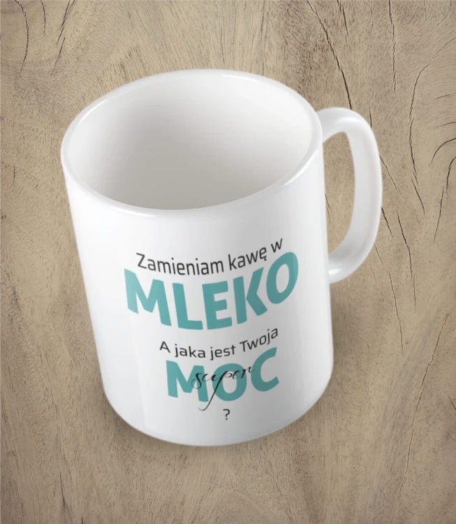 Biały kubek zmieniam kawę w mleko