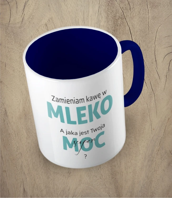 Granatowy kubek zmieniam kawę w mleko