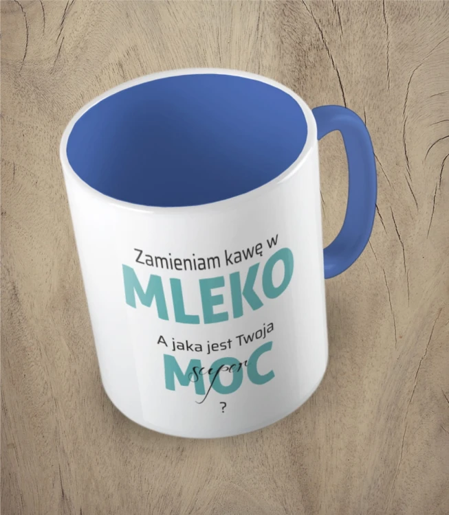 Niebieski kubek zmieniam kawę w mleko
