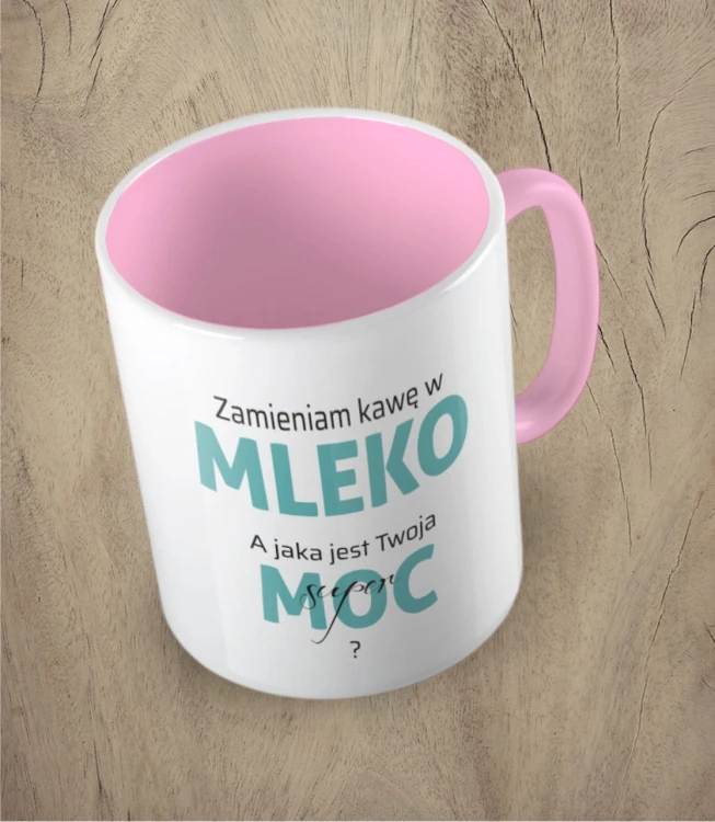 Różowy kubek zmieniam kawę w mleko