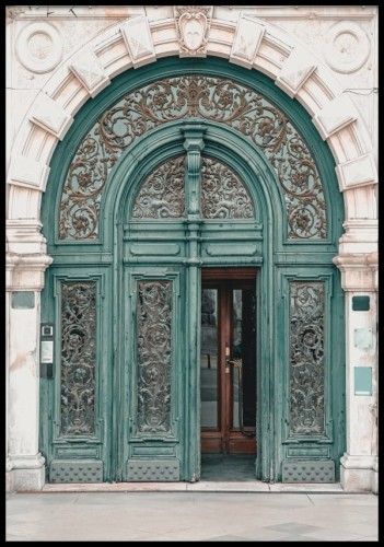 Zdjęcie pięknych, ozdobnych zielonych drzwi, które prezentuje ciekawą architekturę budynku