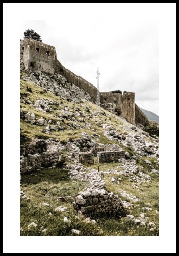 Piękny plakat ruin zamku Kotor w Czarnogórze z białym marginesem