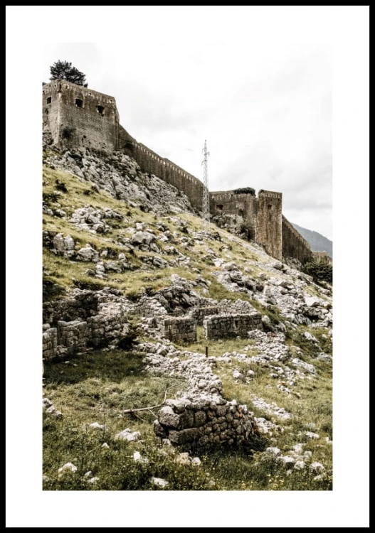 Piękny plakat ruin zamku Kotor w Czarnogórze z białym marginesem