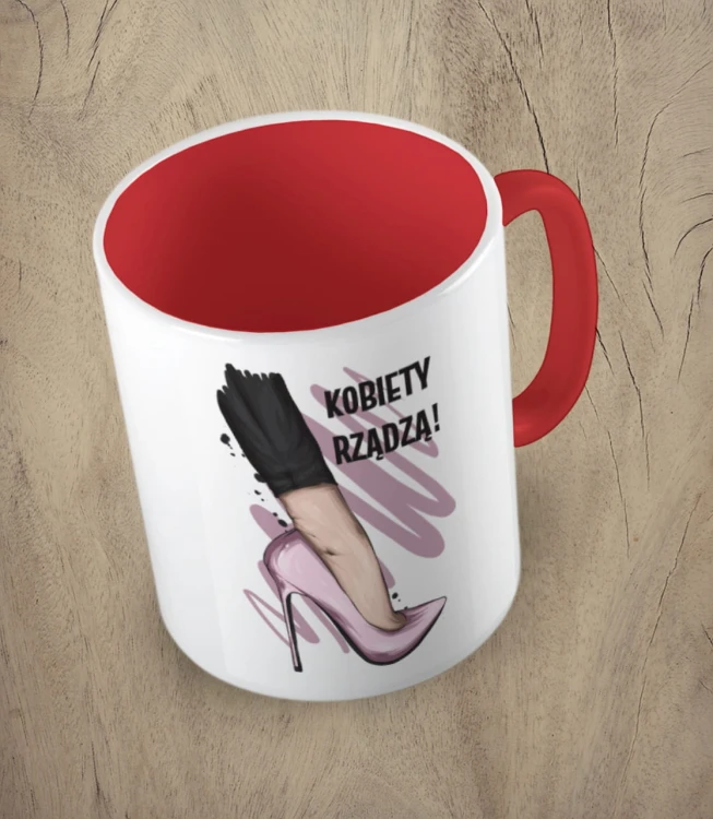 Czerwony kubek kobiety rządzą