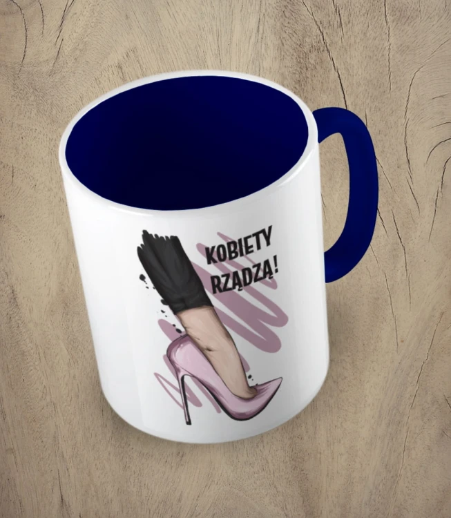 Granatowy kubek kobiety rządzą