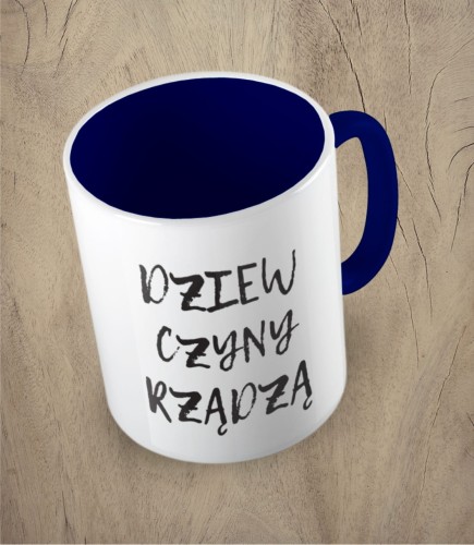 Granatowy kubek dziewczyny rządzą