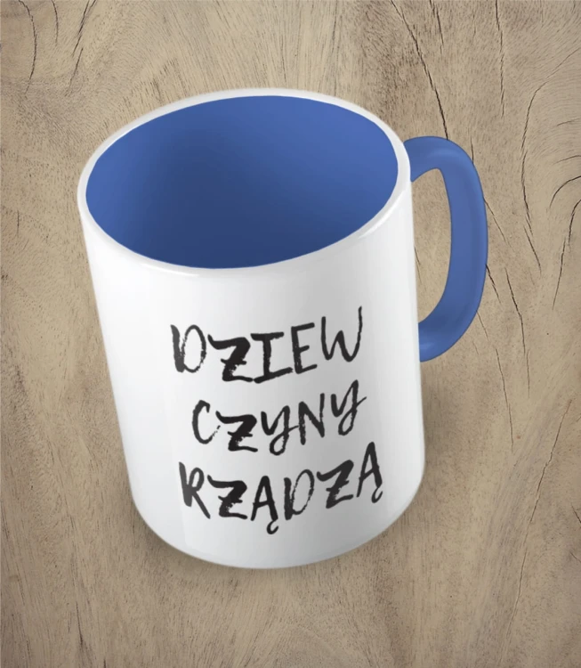 Niebieski kubek dziewczyny rządzą
