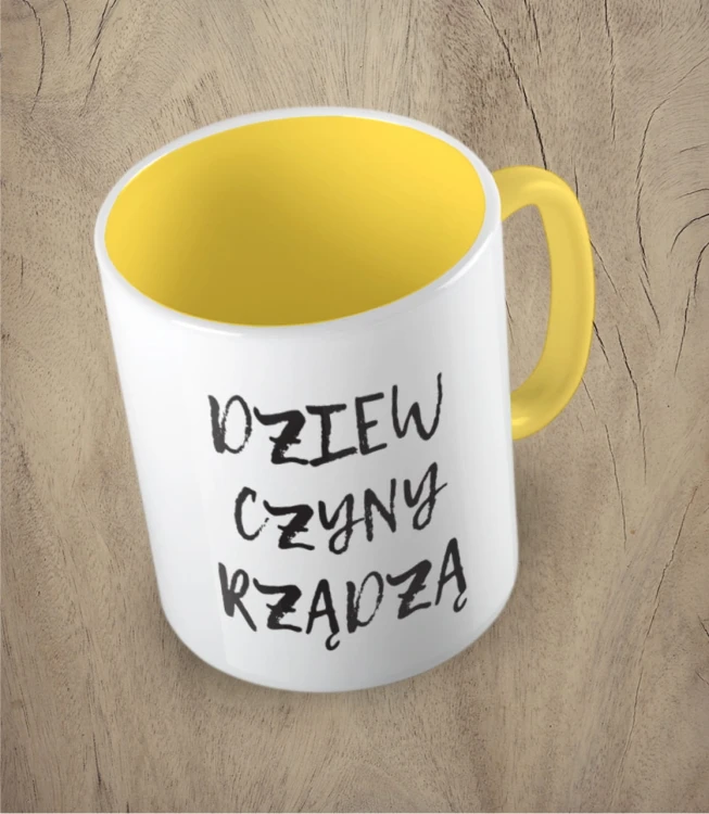 Żółty kubek dziewczyny rządzą