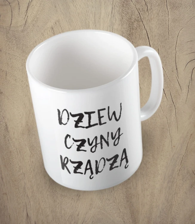 Biały kubek dziewczyny rządzą