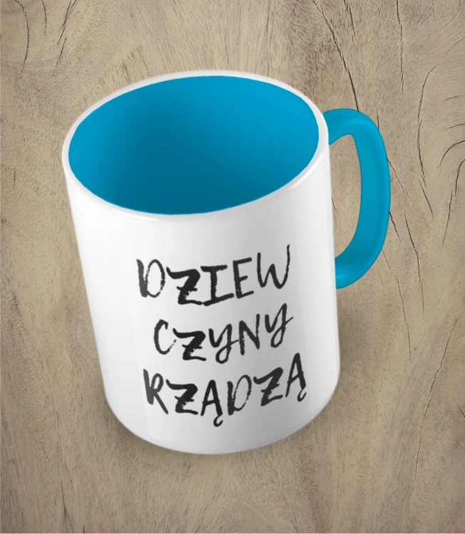 Błękitny kubek dziewczyny rządzą
