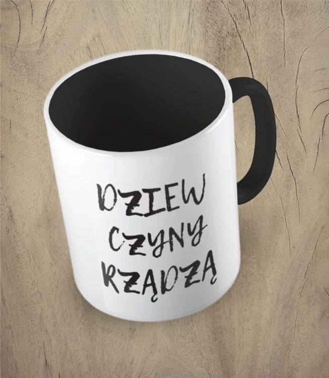 Czarny kubek dziewczyny rządzą